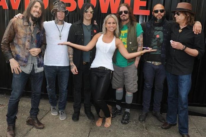 Integrantes do Guns N' Roses visitam mostra de David Bowie