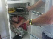 Homem se escondeu em geladeira ao ser procurado pela polícia 