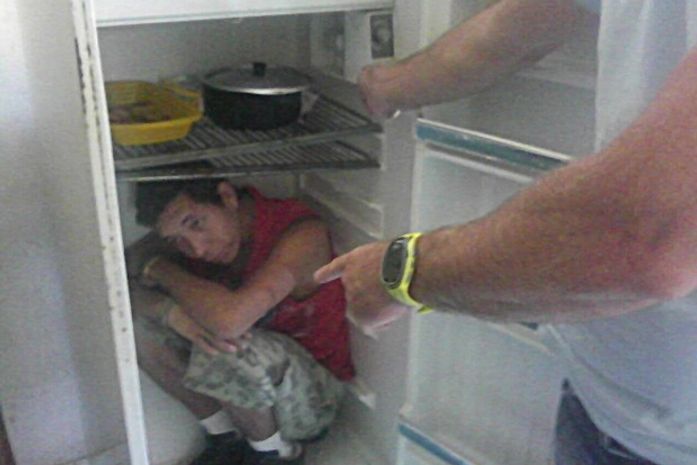 Homem se escondeu em geladeira ao ser procurado pela polícia