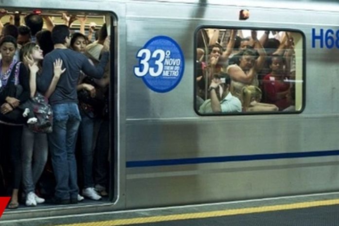 A vítima chamou a segurança do Metrô, que deteve a acusada e a levou à Delegacia do Metropolitano