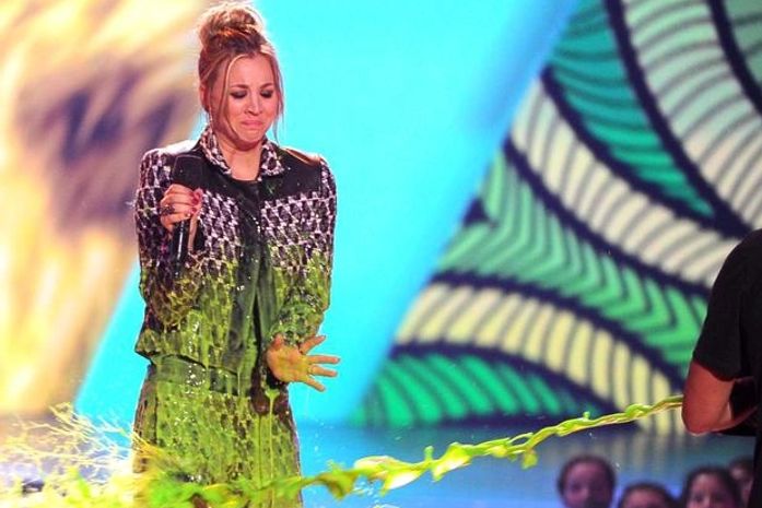 Atriz de 'Big Bang Theory' leva banho de gosma em premiação