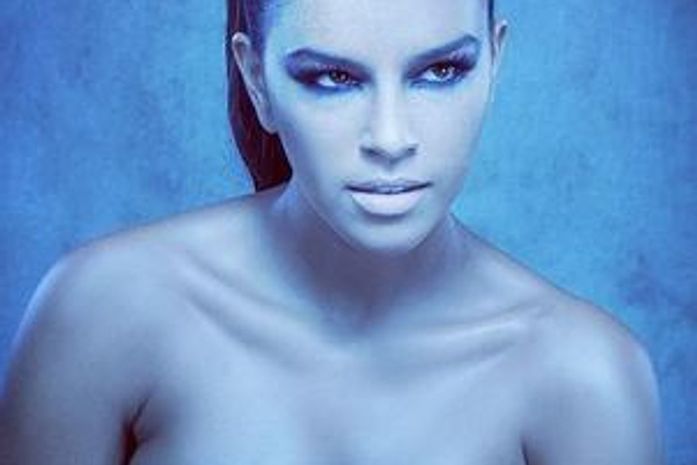 De biquíni, Mariana Rios posa para fotos e mostra para fãs