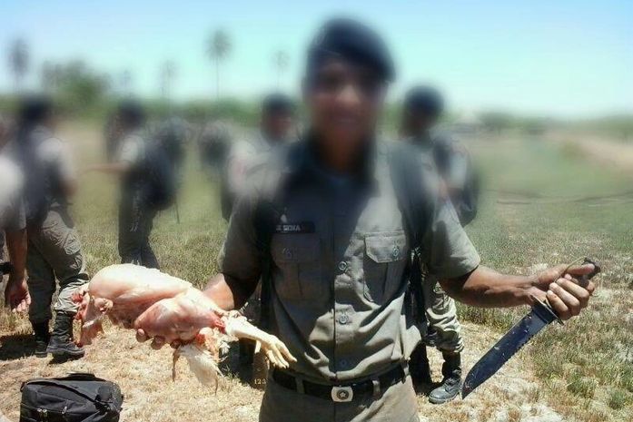 Imagens dos alunos comendo frango cru
