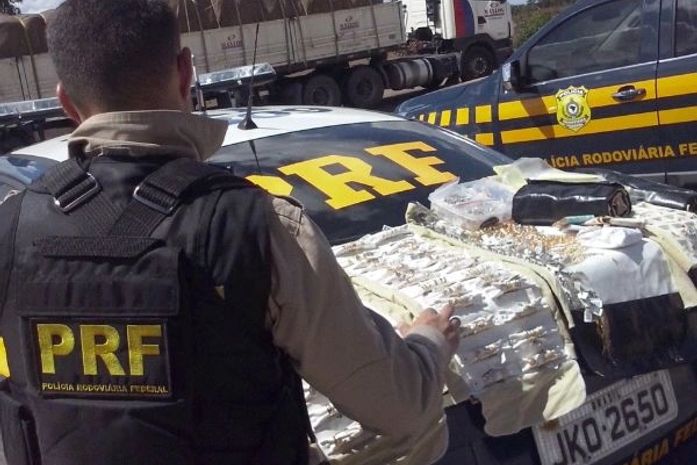 PRF apreende R$ 1 milhão em jóias dentro de carro em São Sebastião