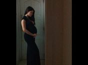 Alinne Moraes posa mostrando barriga de quase oito meses de gravidez