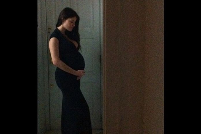 Alinne Moraes posa mostrando barriga de quase oito meses de gravidez