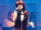 Mel Lisboa interpreta Rita Lee para uma plateia de famosos