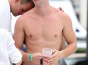 Filho de Arnold Schwarzenegger chama atenção em festa em Miami