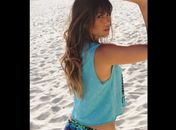 Daniele Suzuki posta foto de biquini com prancha de surfe na cabeça