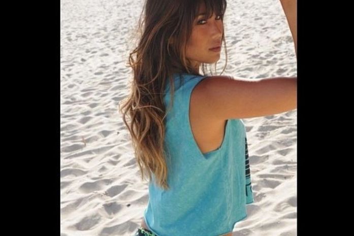 Daniele Suzuki posta foto de biquini com prancha de surfe na cabeça