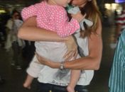 Gisele Bündchen desembarca com a filha em São Paulo