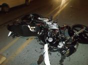 Acidente grave entre moto e dois carros deixa dois feridos na Via Expressa
