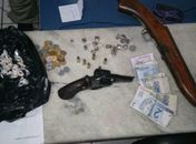 Jovens são presos acusados de tráfico de drogas e porte ilegal de arma