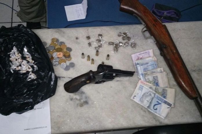 Jovens são presos acusados de tráfico de drogas e porte ilegal de arma