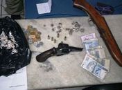 Radiopatrulha apreende 121 pedras de crack na Grota Samambaia
