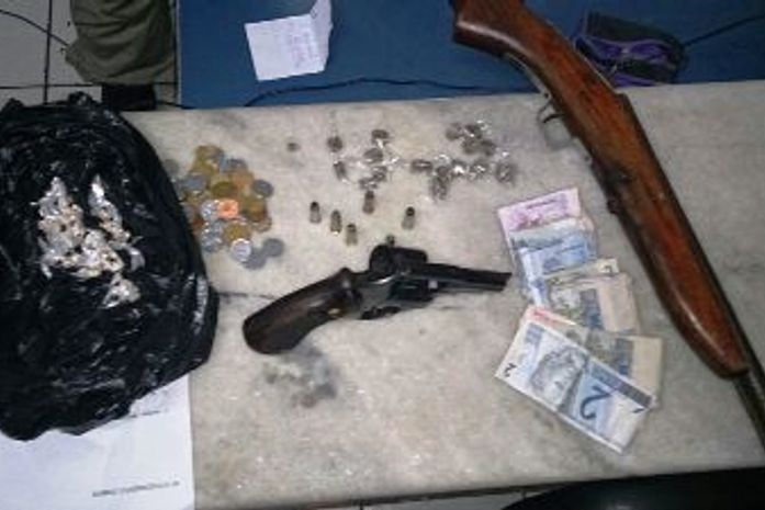 Radiopatrulha apreende 121 pedras de crack na Grota Samambaia