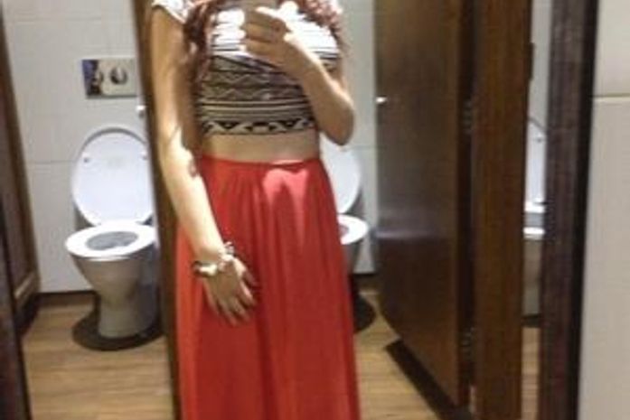 Em agosto do ano passado, quando estava grávida sem saber, usava top cropped e saia, sem se notar barriga