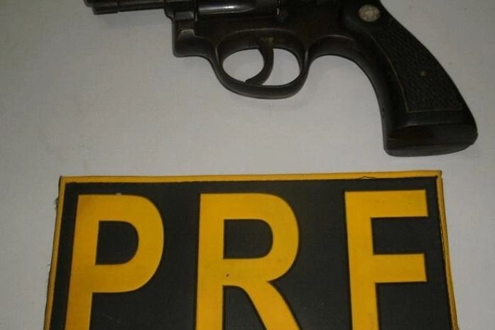 PRF apreende arma durante abordagem em Porto Real do Colégio