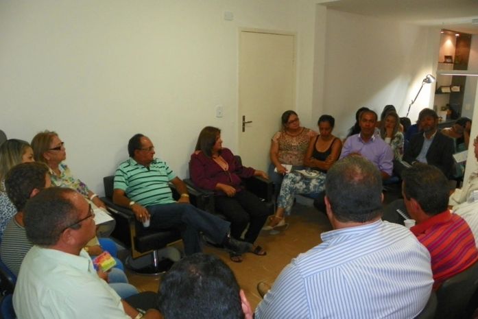 Prefeito e vice-prefeita de Delmiro Gouveia realizam reunião com Secretariado