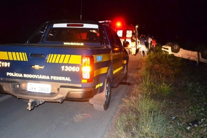 Cinco pessoas ficam feridas em capotamento na rodovia BR-101