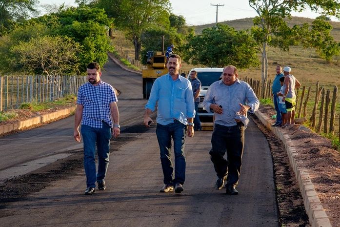 Prefeito Marlan vistoria obra de pavimentação da estrada que liga o povoado Genipapo a Limoeiro