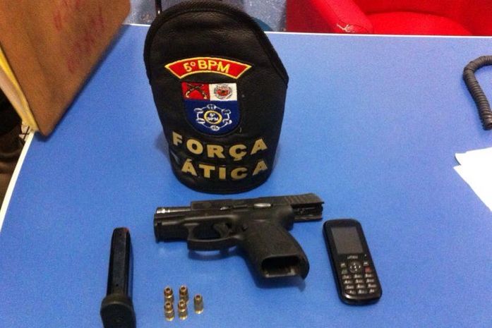 Homem é preso com pistola roubada da polícia no Benedito Bentes