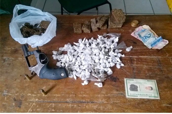 Acusado de tráfico e porte ilegal de arma de fogo é preso