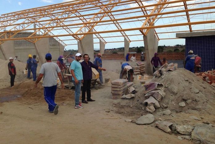 Álvaro Melo inspeciona obras de construção de creche e quadra poliesportiva em Lagoa da Canoa