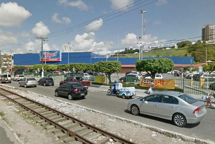 Bando invade, faz reféns e assalta supermercado no bairro do Poço