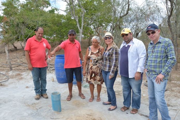 Santana Mariano acompanha limpeza de açude no município