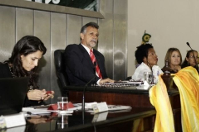 Inclusão da educação anti-racista e debatida em plenário da ALE
