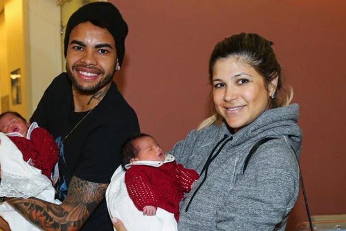 Dentinho apresenta suas gêmeas Rafaella e Sophia