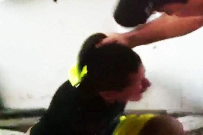 Jovem é torturado por policia alagoana por ter tatuagem de palhaço