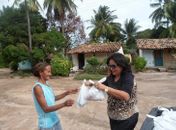  A secretária de Assistência Social, Consolação Cavalcante, durante a entrega dos kits à população
