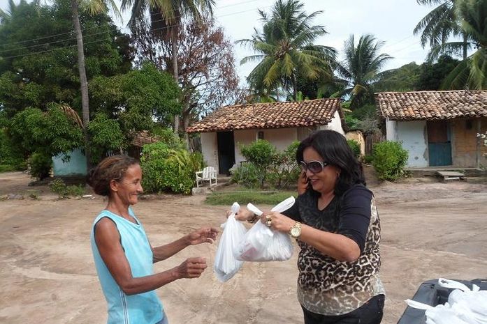 A secretária de Assistência Social, Consolação Cavalcante, durante a entrega dos kits à população