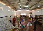 Canoenses recebem pescado, arroz e coco durante a Semana Santa