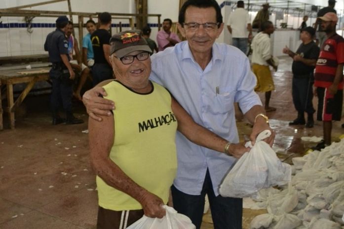 Canoenses recebem pescado, arroz e coco durante a Semana Santa