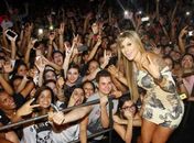 Vencedora do BBB, Vanessa é assediada por fãs em boate gay