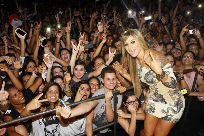 Vencedora do BBB, Vanessa é assediada por fãs em boate gay