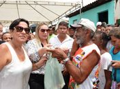 Prefeita Santana Mariano distribui mais de seis toneladas de peixes, arroz e leite de coco para famílias carentes