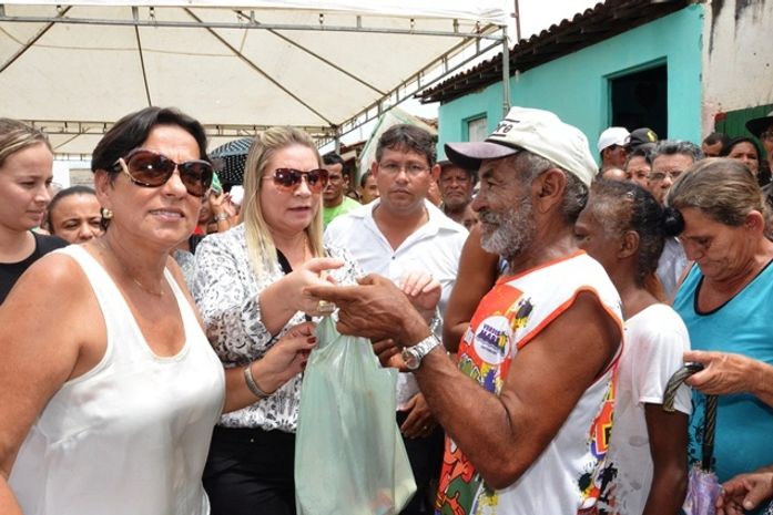 Prefeita Santana Mariano distribui mais de seis toneladas de peixes, arroz e leite de coco para famílias carentes