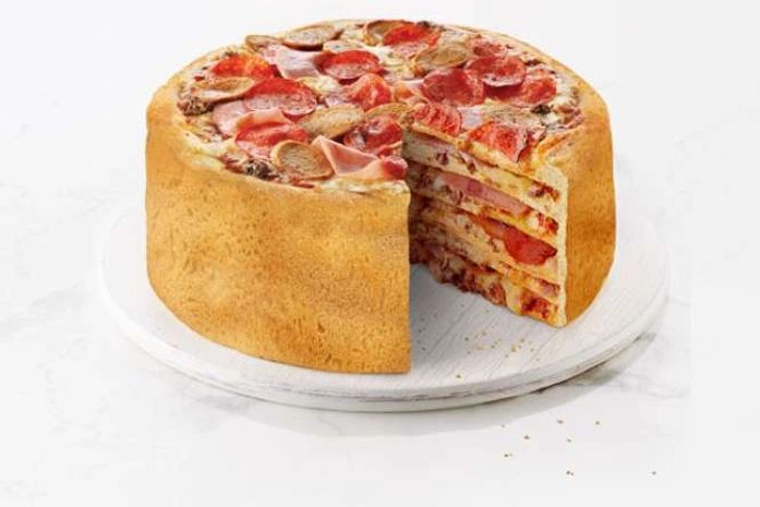 Rede cria bolo de pizza com cinco camadas de massa e recheio