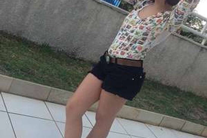 Klara Castanho é criticada após postar foto com salto alto