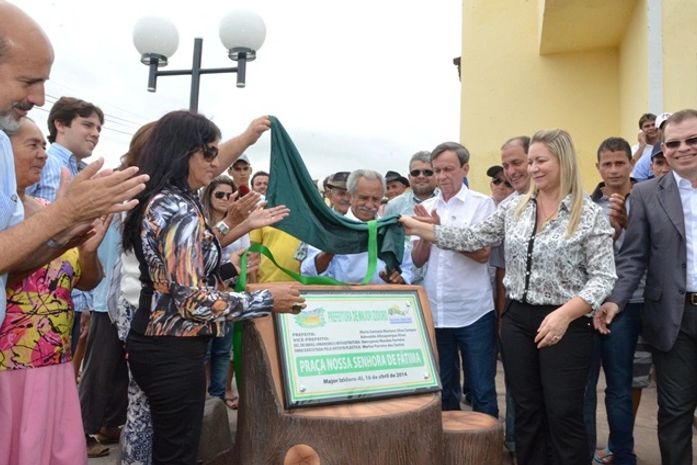Prefeita de Major Izidoro inaugura Praça e Igreja no bairro de Fátima