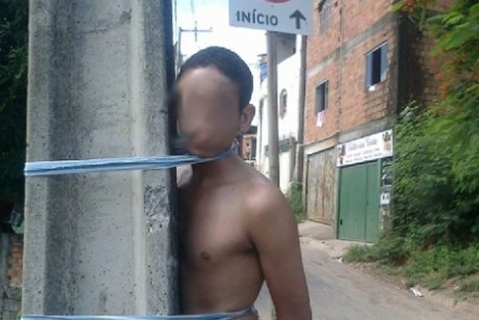 Rapaz suspeito de furto é amarrado ao poste e apanha com fios