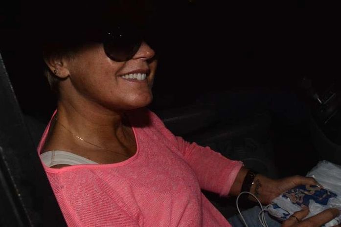 Sem maquiagem, Xuxa visita buffet e causa tumulto em SP