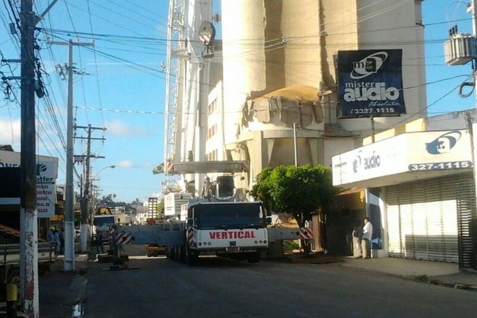 Guindastes chegam para a retirada das placas do Motrisa