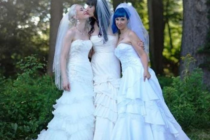 Norte-americanas celebram o primeiro casamento gay triplo do mundo, nos EUA