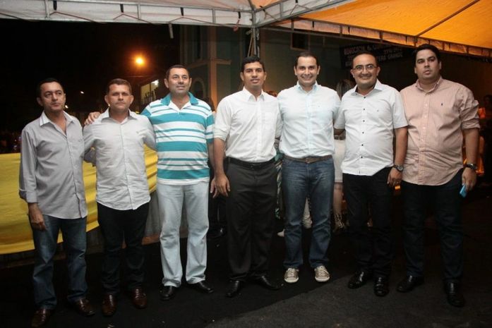 Desfile Cívico e shows musicais atraem milhares de pessoas à Feira Grande