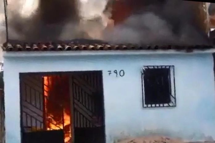 Casa incendeia após brincadeira de criança no município de Teotônio Vilela